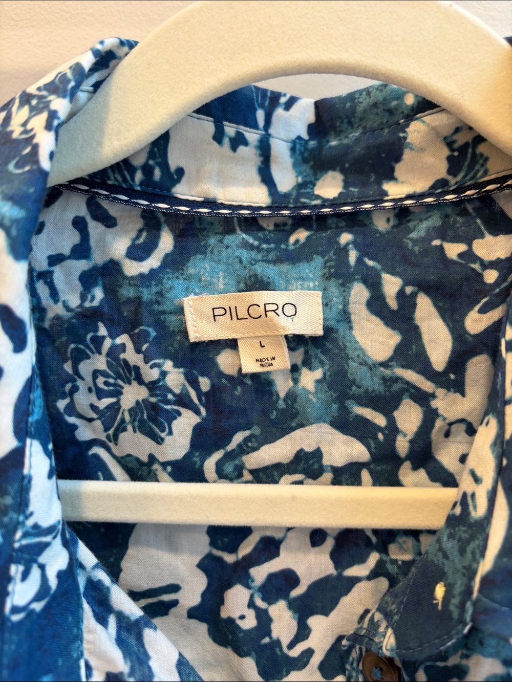Pilcro Sidney Batwing Ruffle Back Button Up Blouse in Blue / White Abstract - L - Picture 5 of 6